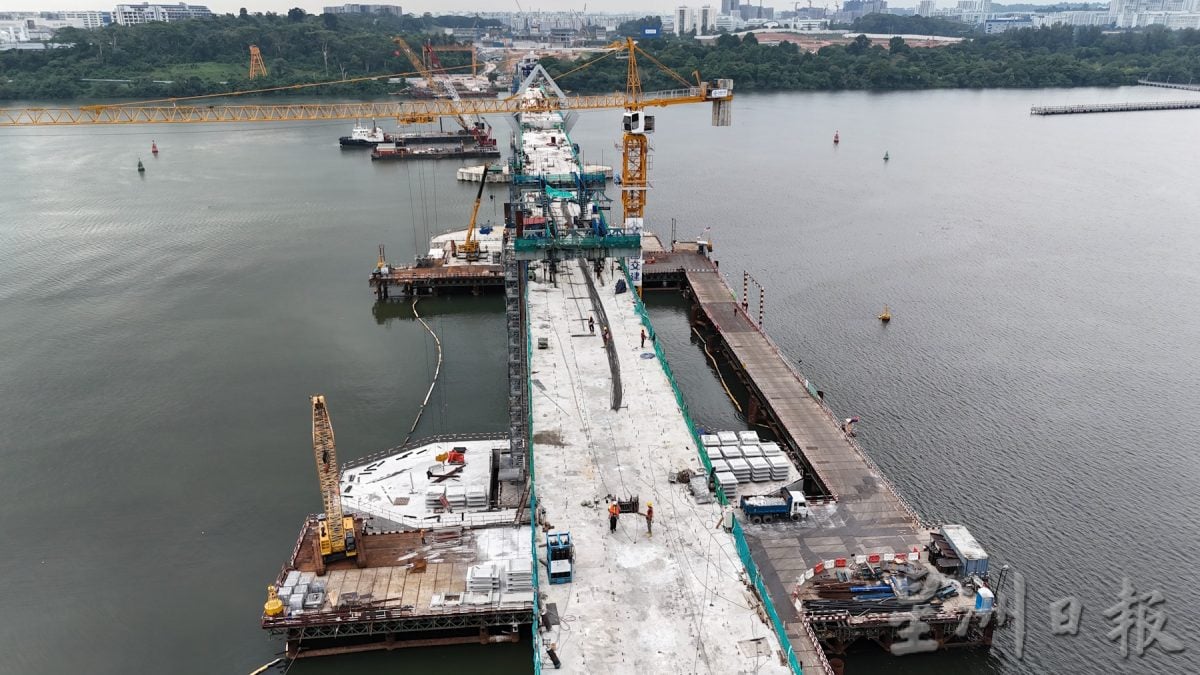 (供10月14日)星角摄/图说大马:RTS海上段桥顺利合龙