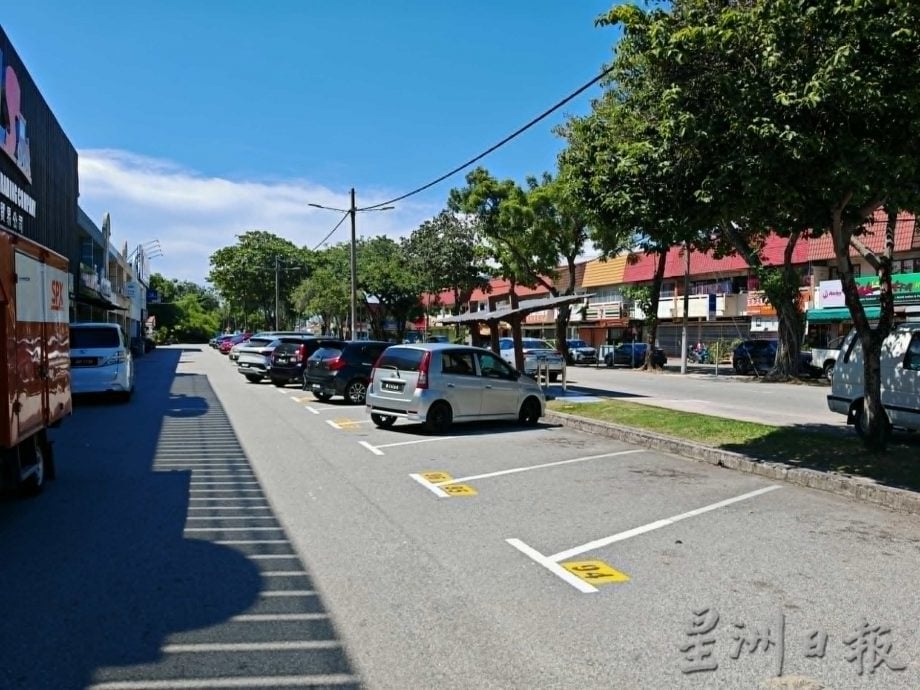 (古城封面主文)市民用Melaka Smart Parking缴付停车费依然被开罚单