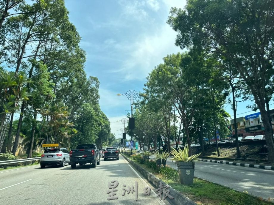 (古城封面主文)甲拟在6路口分阶段落实“无右转”措施