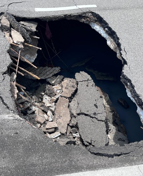 (古城封面主文)马路出现骇人大坑 工程局将封锁部分路段