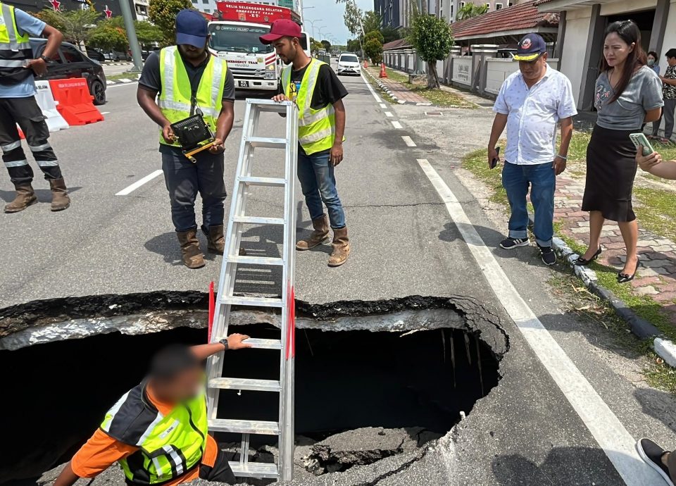(古城封面主文)马路出现骇人大坑 工程局将封锁部分路段