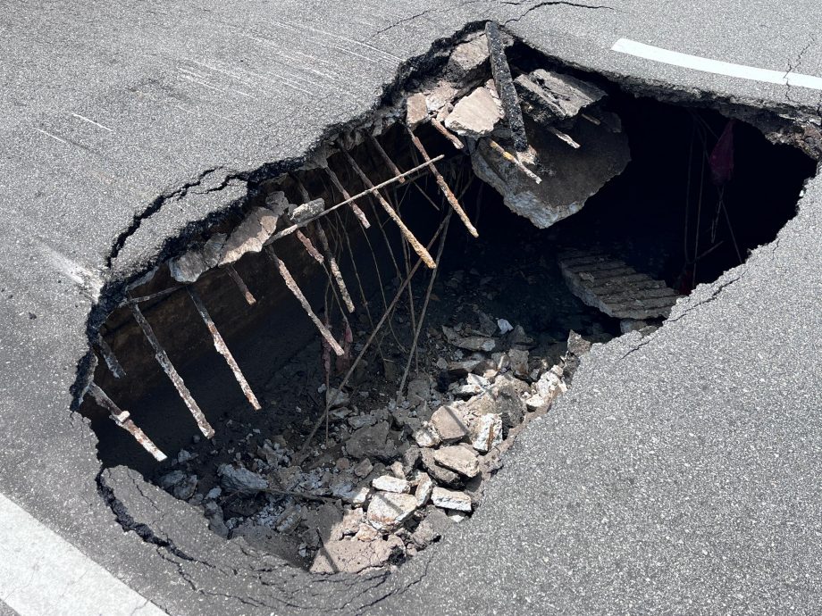 (古城封面主文)马路出现骇人大坑 工程局将封锁部分路段