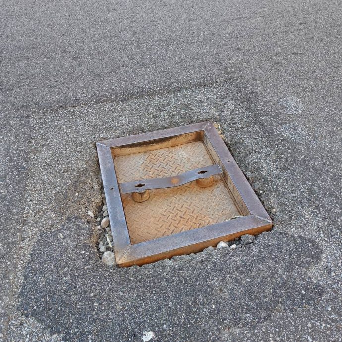 (古城封面副文)车子停靠黄线转弯处导致沟渠损坏,市政厅或设软性防撞杆