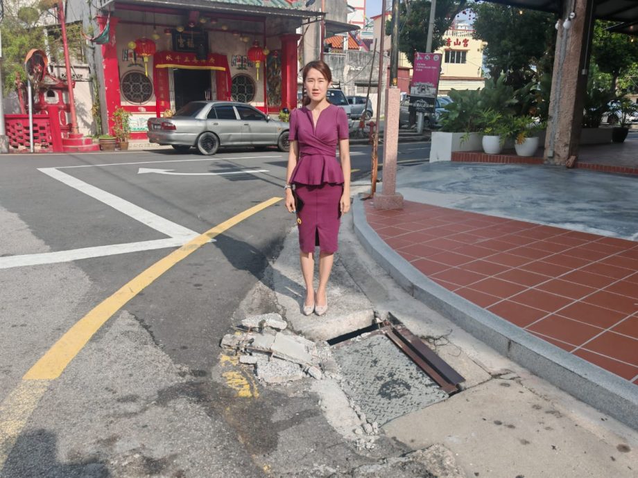 (古城封面副文)车子停靠黄线转弯处导致沟渠损坏,市政厅或设软性防撞杆