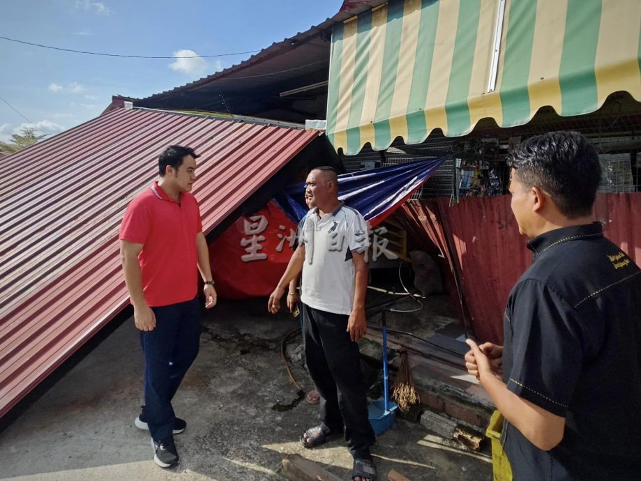 (古城封面副文)轿车司机误踩油门直冲入店,幸无人受伤