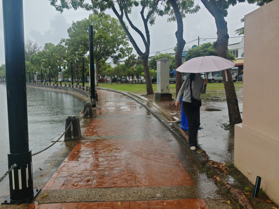 (古城版)排水沟阻塞致走道积水,游客有的“涉水而过”有的走在路堤上避开积水