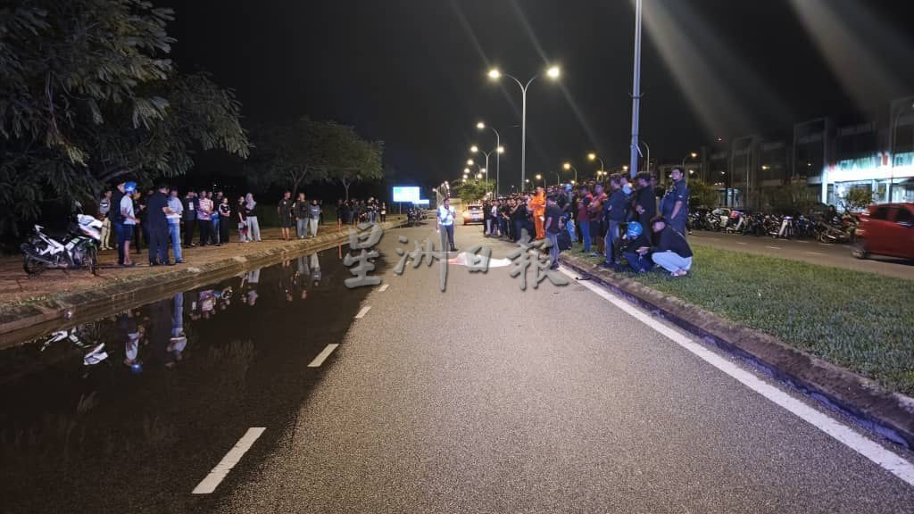 (古城版)疑闪避积水惹祸 5摩托车连环撞酿1死2伤