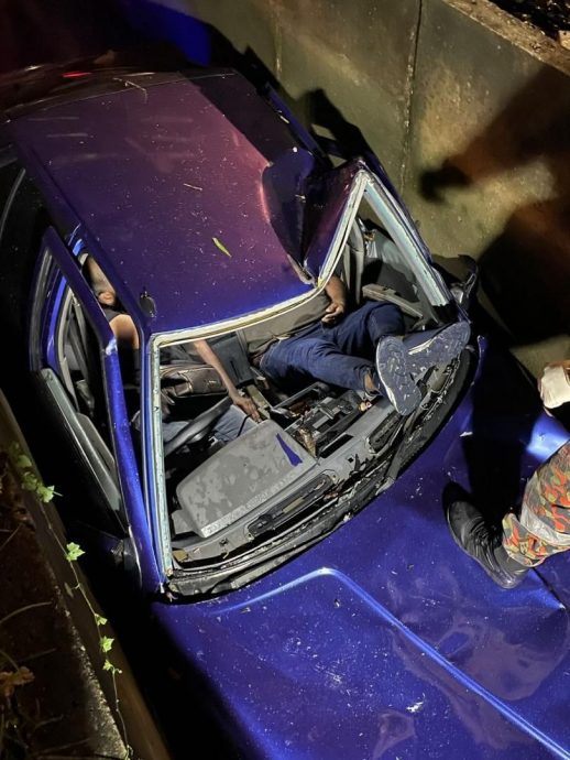 (古城版)轿车失控撞入大沟渠 消拯员救出3人