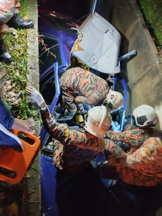 (古城版)轿车失控撞入大沟渠 消拯员救出3人