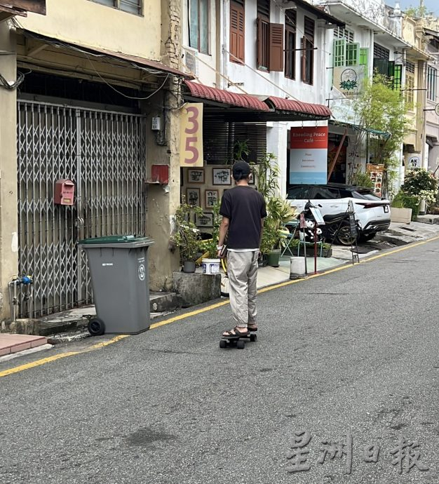 (古城第七版主文)老街玩滑板,危害自己和民众