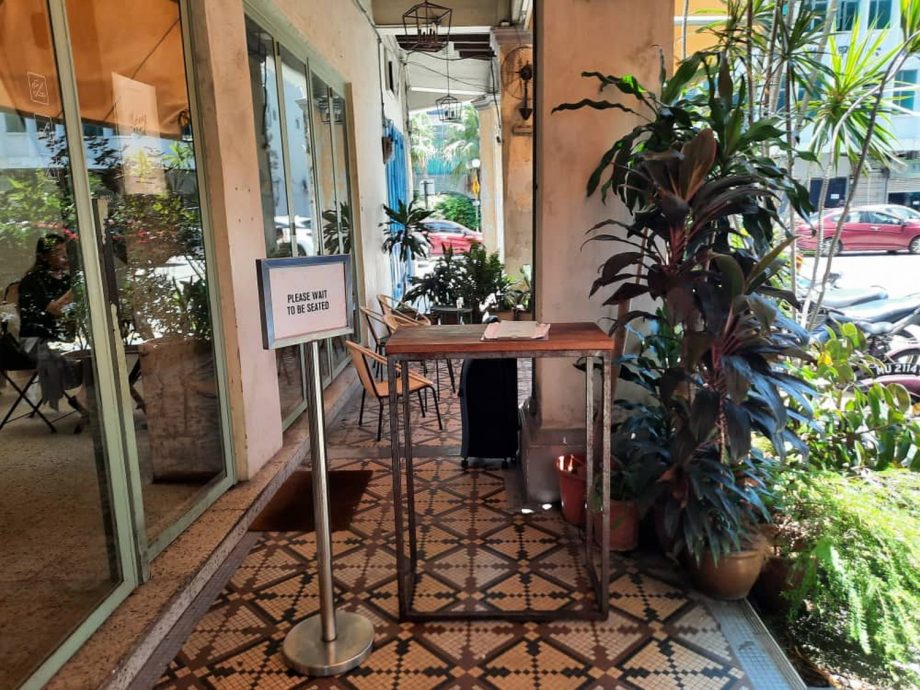 (古城第三版主文)店家用花盆“封闭”走廊,居民投诉被迫走到马路上威胁安全