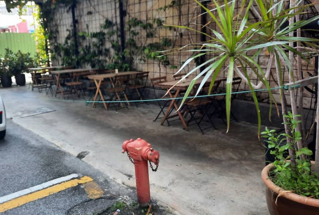 (古城第三版主文)店家用花盆“封闭”走廊,居民投诉被迫走到马路上威胁安全
