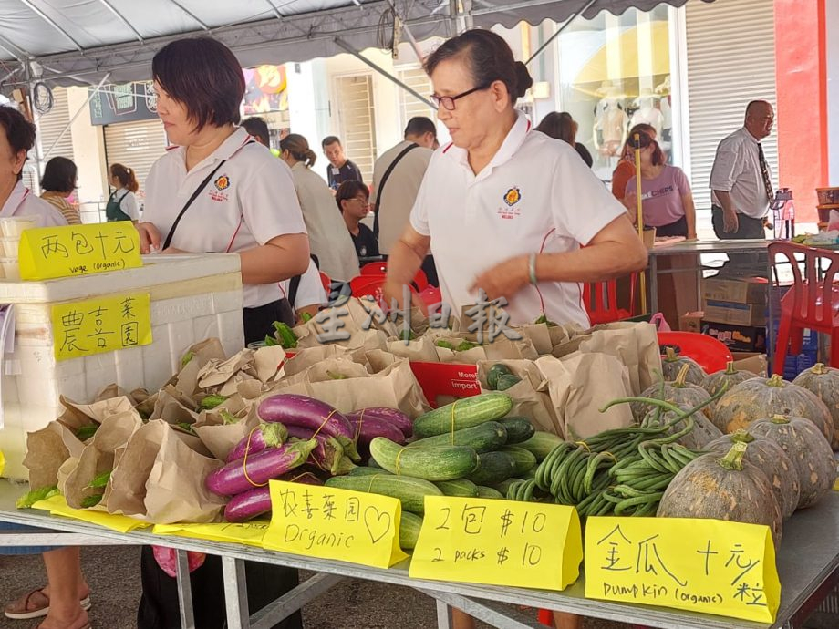 (古城第三版主文)邱培栋承诺每年拨款修德善堂2万令吉作为义诊施医赠药基金