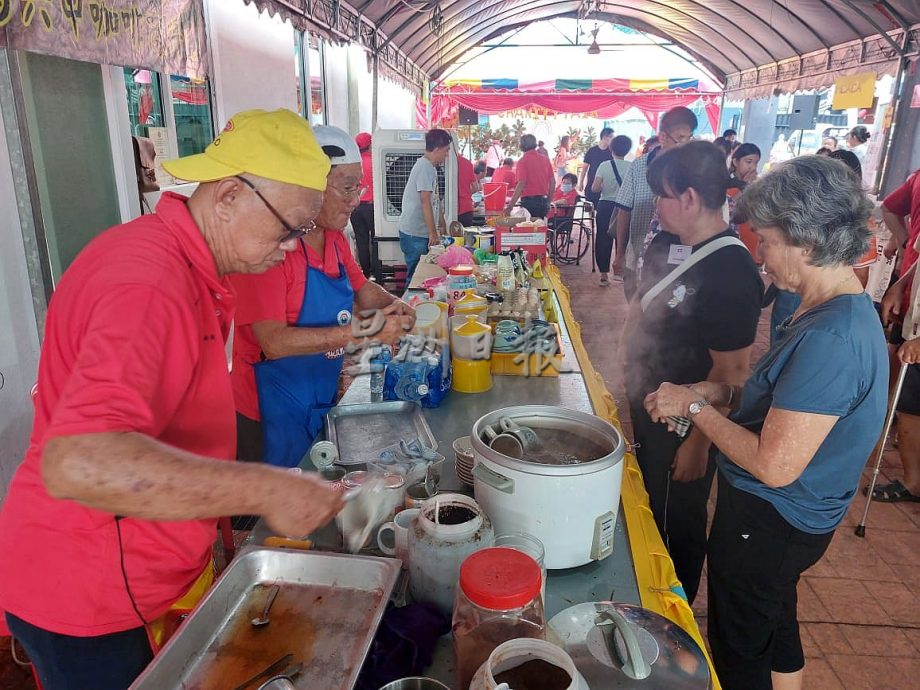 (古城第三版主文)邱培栋承诺每年拨款修德善堂2万令吉作为义诊施医赠药基金