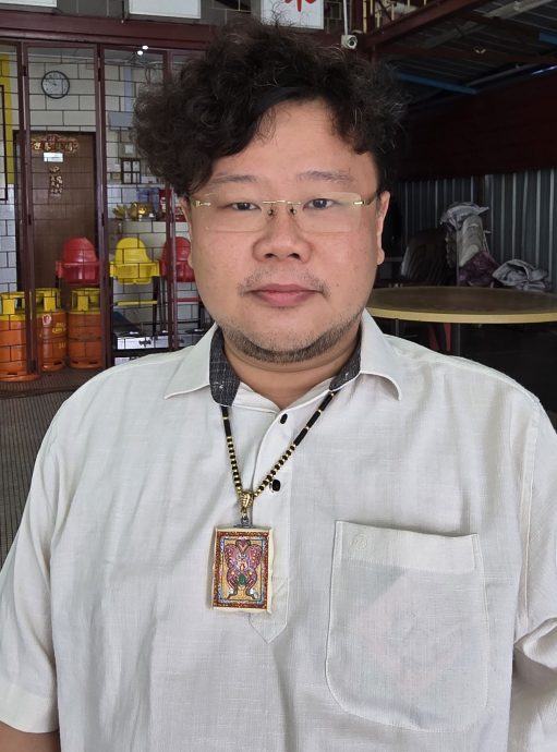 (古城第三版主文/签发古城)乞讨者入咖啡店讨钱当众露伤口骚扰顾客