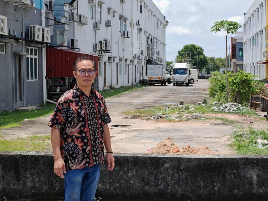 (古城第五版主文)罗里停泊在防洪沟上洋灰地面,恐损坏地面甚至导致坍塌