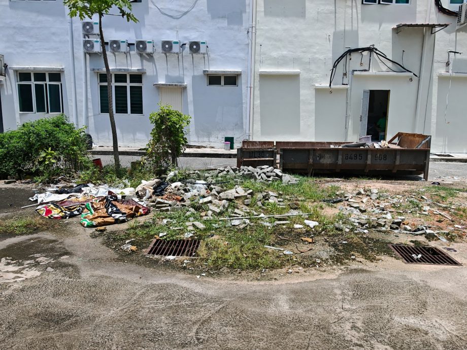 (古城第五版主文)罗里停泊在防洪沟上洋灰地面,恐损坏地面甚至导致坍塌