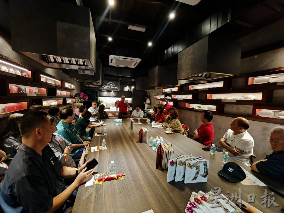 刀·展览馆推出《刀·故事札记—文化传承的一次尝试》,赠送甲各华校,让刀文化故事传递