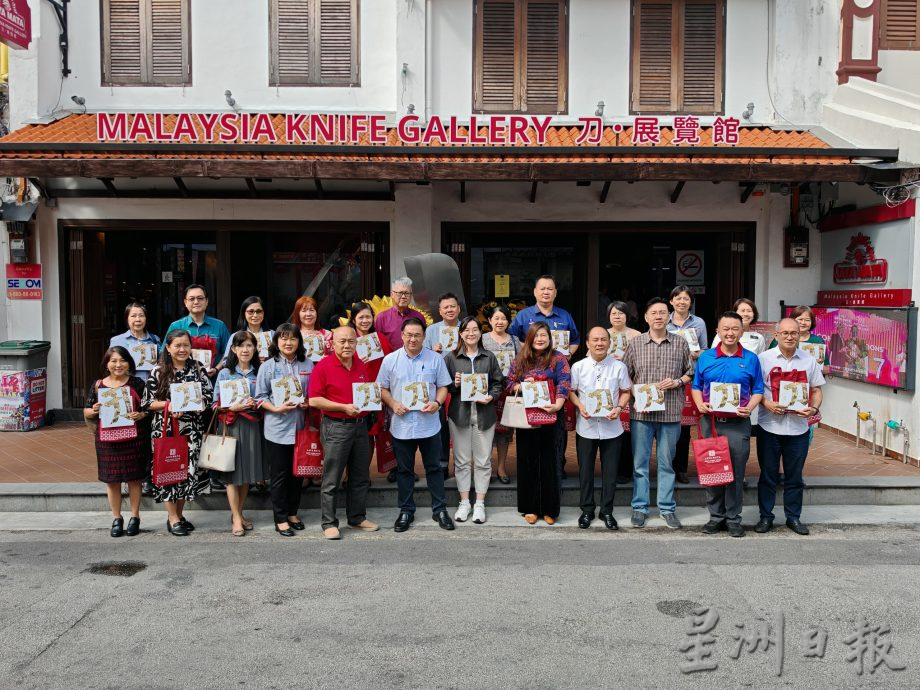 刀·展览馆推出《刀·故事札记—文化传承的一次尝试》,赠送甲各华校,让刀文化故事传递