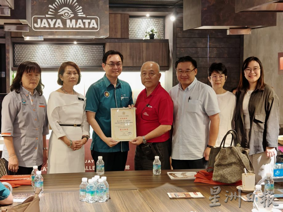 刀·展览馆推出《刀·故事札记—文化传承的一次尝试》,赠送甲各华校,让刀文化故事传递