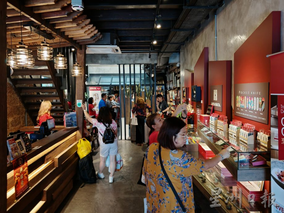 刀·展览馆推出《刀·故事札记—文化传承的一次尝试》,赠送甲各华校,让刀文化故事传递