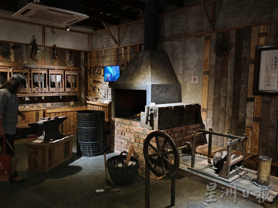 刀·展览馆推出《刀·故事札记—文化传承的一次尝试》,赠送甲各华校,让刀文化故事传递