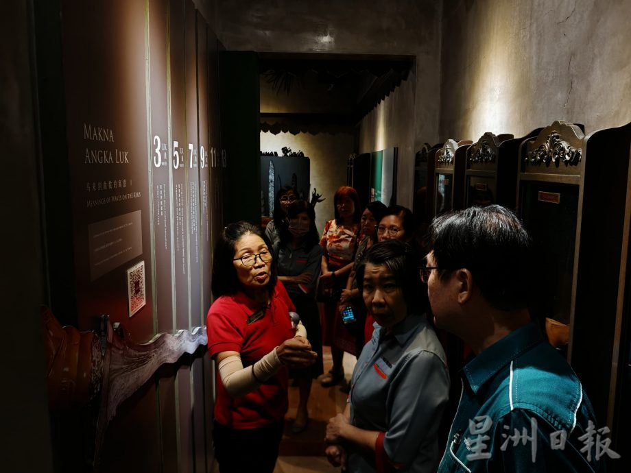 刀·展览馆推出《刀·故事札记—文化传承的一次尝试》,赠送甲各华校,让刀文化故事传递