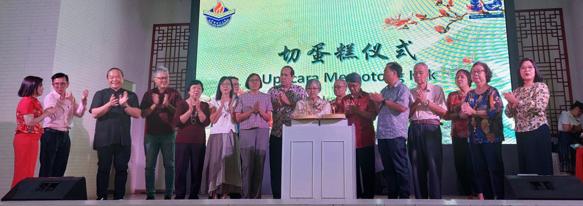 (古城第四版主文)董家协安排友弟献唱,给峇章华小退休校长萧素英惊喜