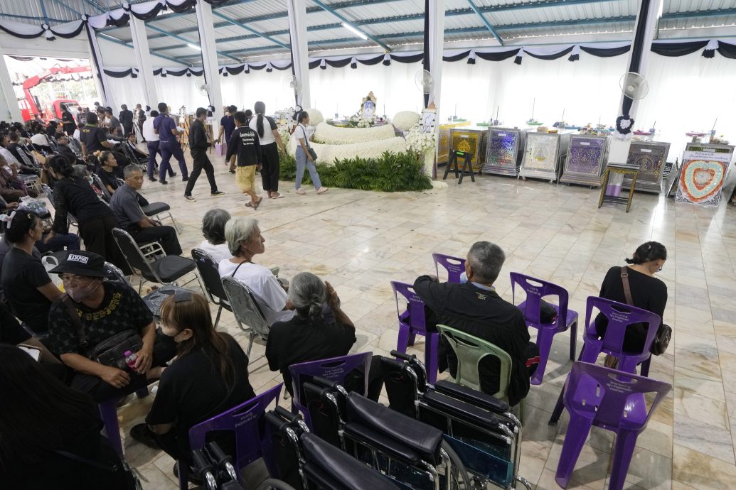 (图辑配文)曼谷夺命巴士大火| 学校当灵堂 棺木一字排开 灵柩运抵家属哀哀痛哭