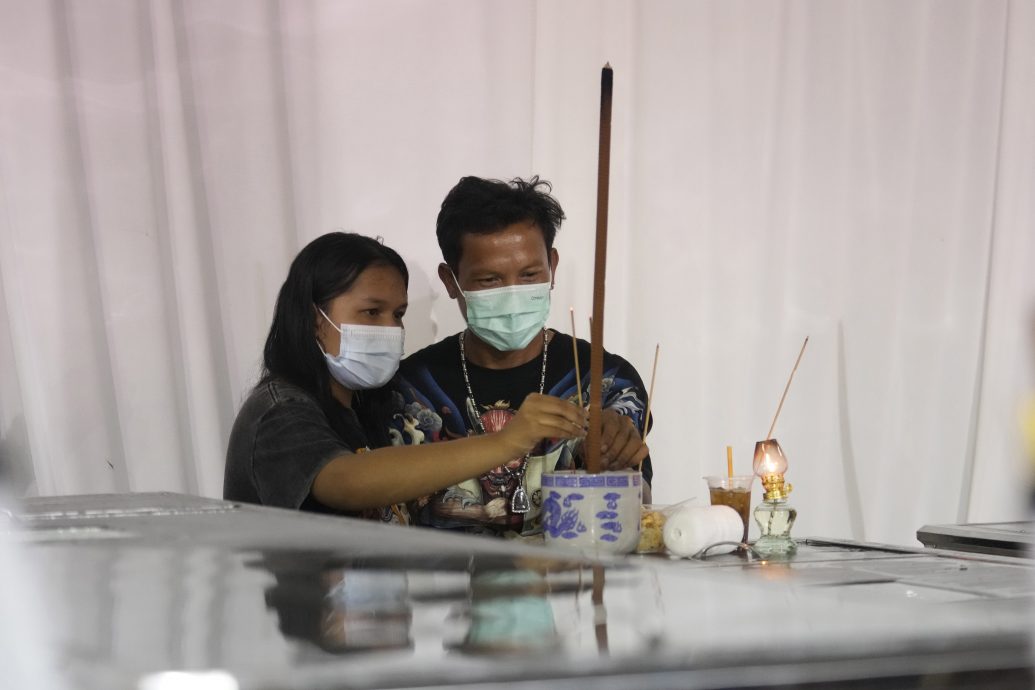 (图辑配文)曼谷夺命巴士大火| 学校当灵堂 棺木一字排开 灵柩运抵家属哀哀痛哭