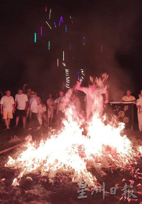 吉南斗母宫九皇诞 雨水“让路”过火顺利