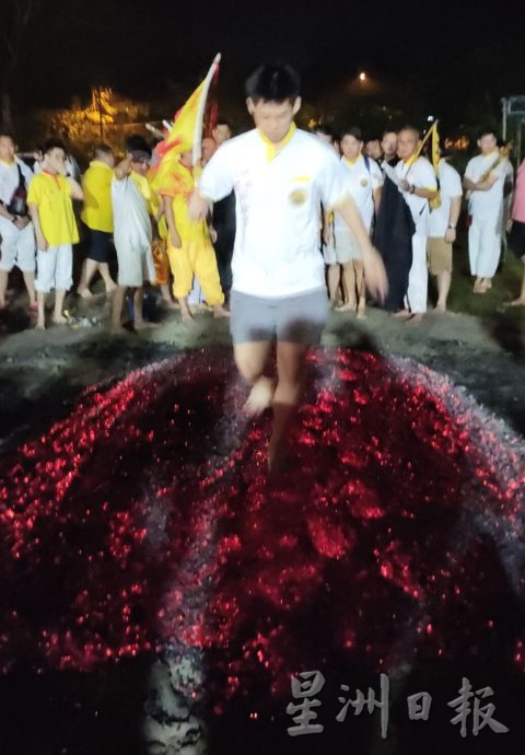 吉南斗母宫九皇诞 雨水“让路”过火顺利