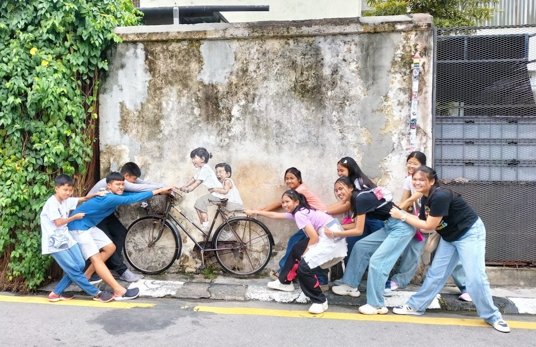 姐弟共骑 追风少年 爬墙小孩 都来了 恩尼斯与壁画主角大团圆 //主