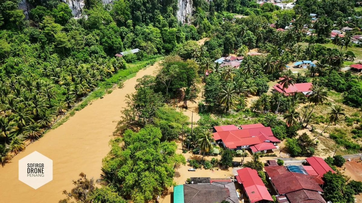 (大北马)1小时暴雨淹甘榜,夫妻开车涉水逃陷急流被冲走!