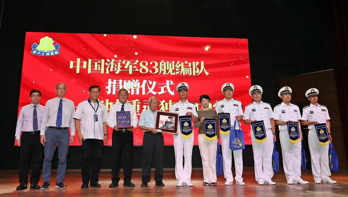 (大北马)中国海军访锺灵独中 文化交流比球技