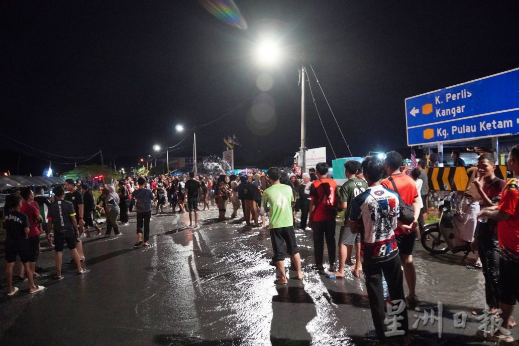 (大北马)农历九月十七大涨潮,海潮泛滥湍急,沿海村水位至2呎高,PGA哨站也不能幸免