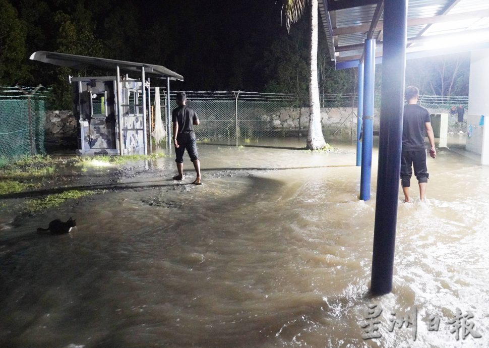 (大北马)农历九月十七大涨潮,海潮泛滥湍急,沿海村水位至2呎高,PGA哨站也不能幸免