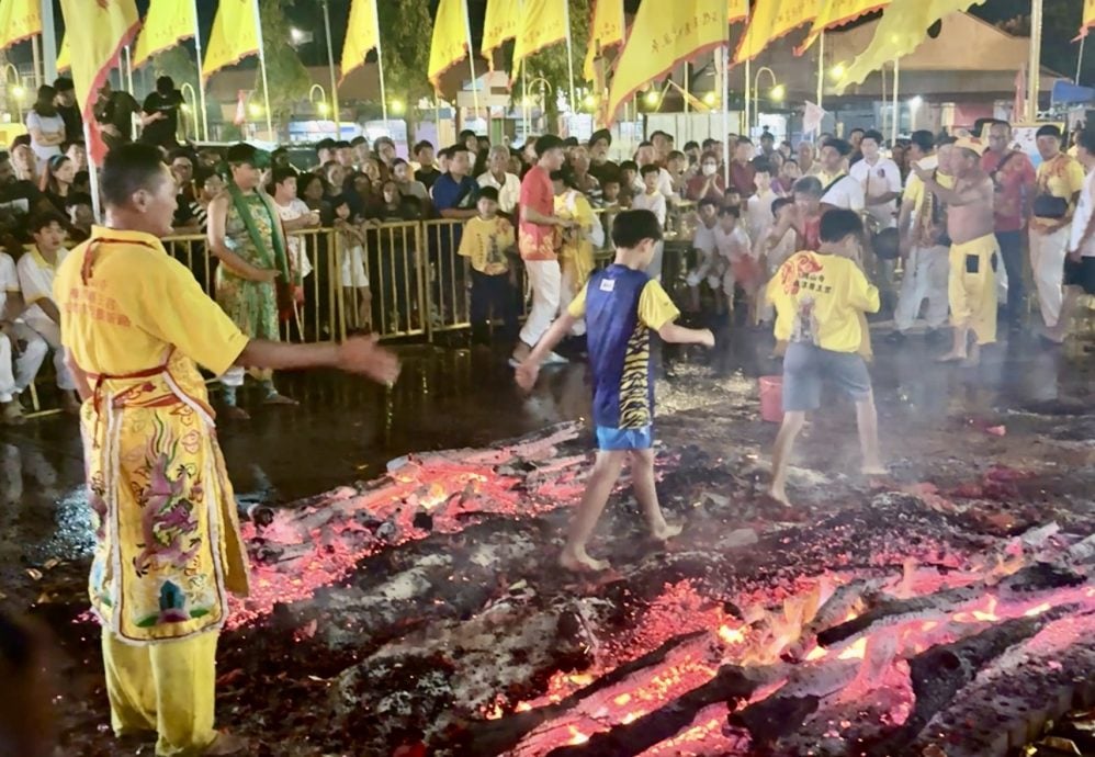 (大北马)加央斗母宫九皇爷诞“过火路”仪式