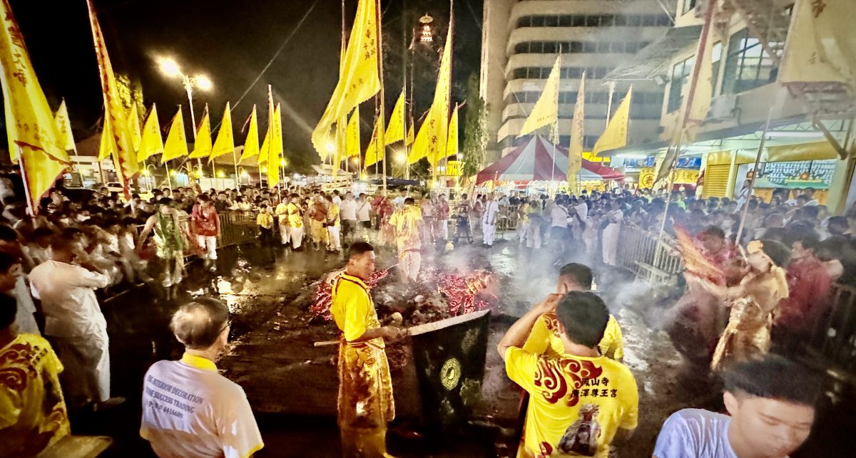 (大北马)加央斗母宫九皇爷诞“过火路”仪式