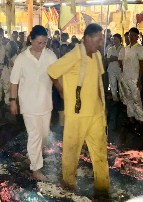 (大北马)加央斗母宫九皇爷诞“过火路”仪式