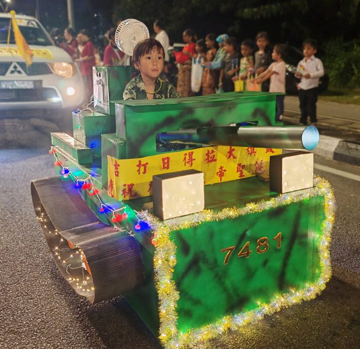 (大北马)吉打斗母宫九皇大帝圣驾回銮,吸引48支游行队伍参与。