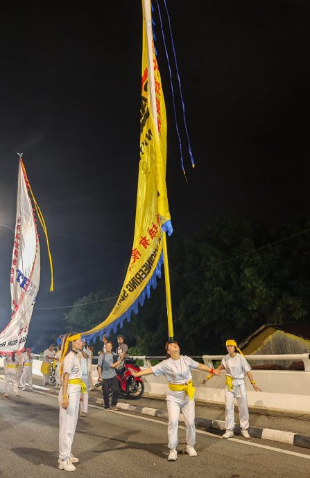 (大北马)吉打斗母宫九皇大帝圣驾回銮,吸引48支游行队伍参与。