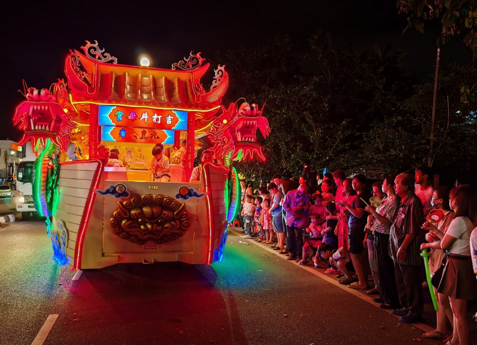 (大北马)吉打斗母宫九皇大帝圣驾回銮,吸引48支游行队伍参与。