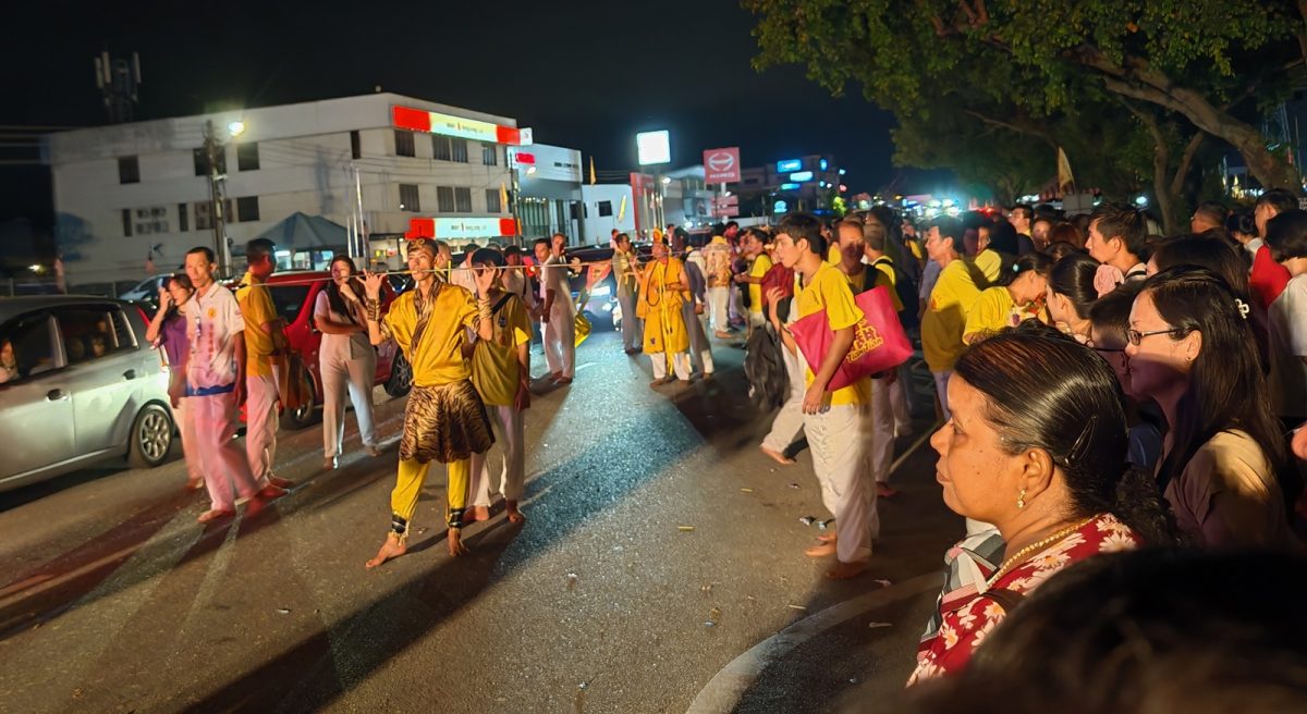 (大北马)吉打斗母宫九皇大帝圣驾回銮,吸引48支游行队伍参与。