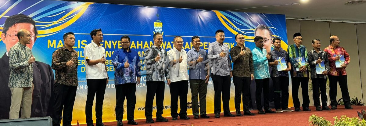 (大北马)威省3县224个乡管会接领委任状。