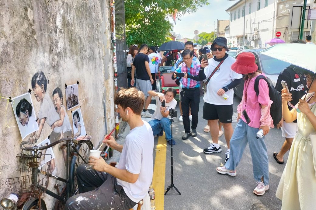 (大北马)恩尼斯古迹区街头修复3壁画 游客惊呼“真的是他!”