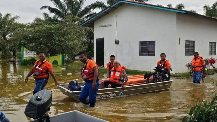 (大北马)灾民才刚清洗好客厅结果又下大雨被逼撤离到临时疏散中心