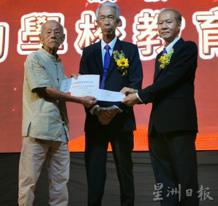 (大北马)王振祥精神矍铄代表日新独中接领捐款
