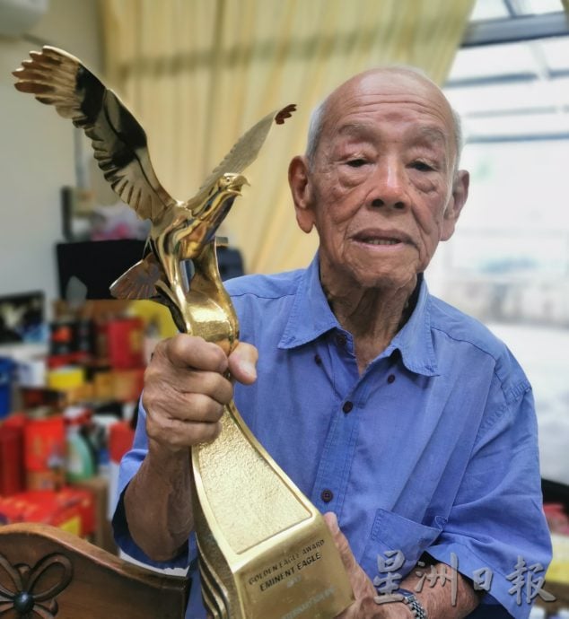 (大北马)王振祥精神矍铄代表日新独中接领捐款