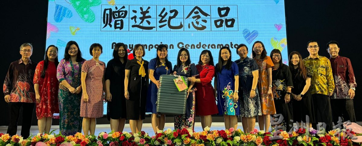 甲拋峇底培育學校校長鍾萩潤榮休。